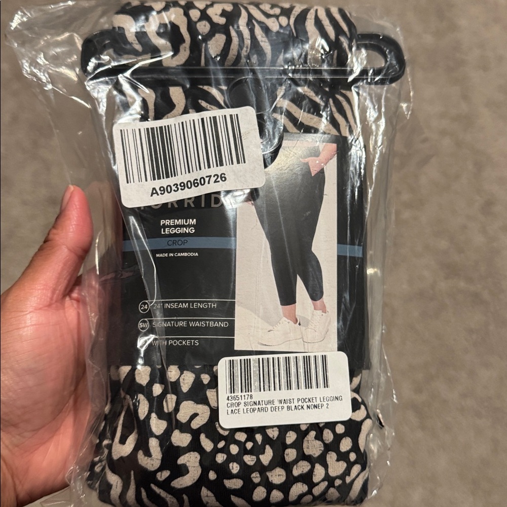 TORRID Crop Pocket Legging - Picture 4 of 5